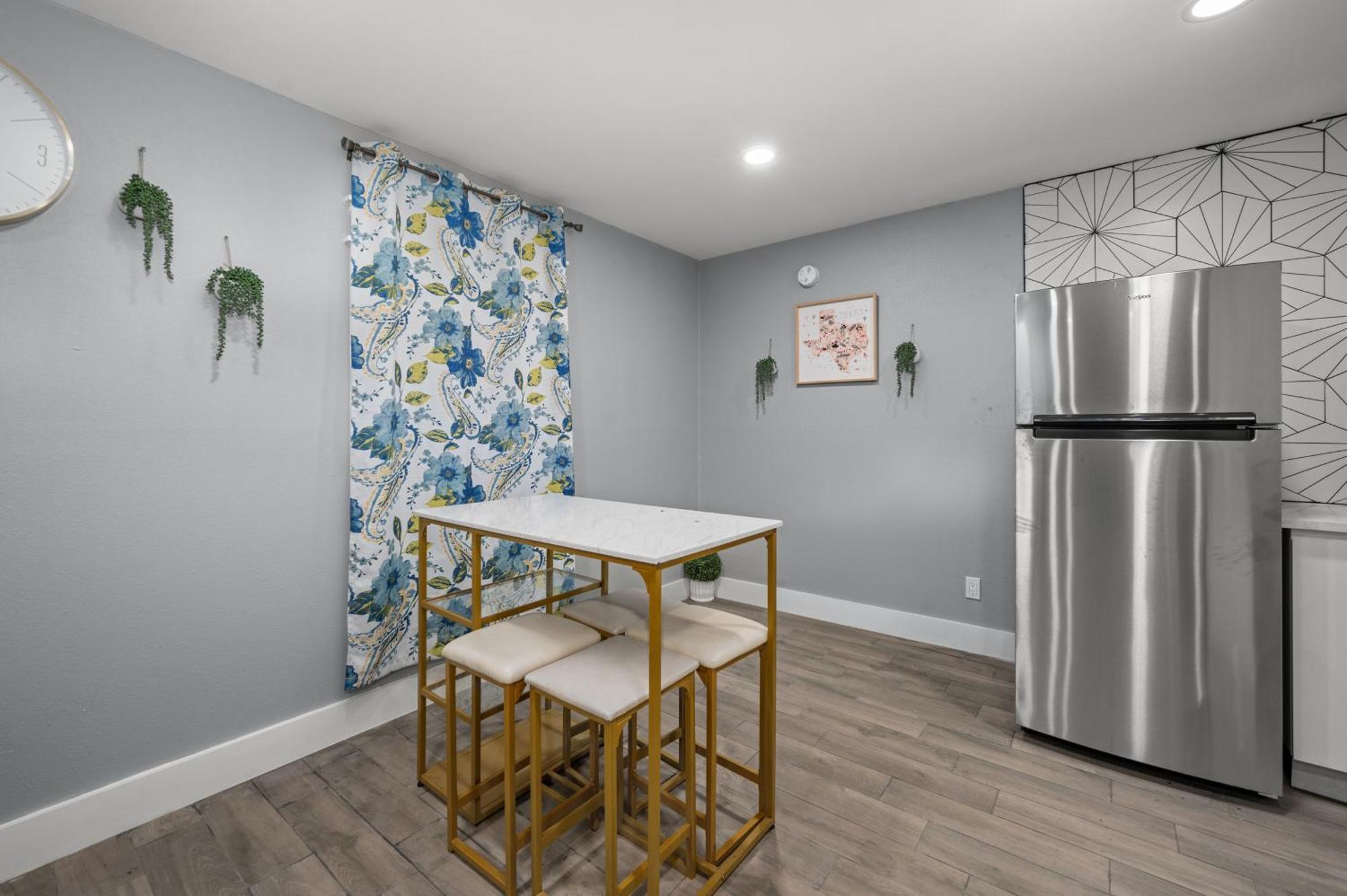 Comfortable 2Br Uptown Escape With Free Park Хюстън Екстериор снимка