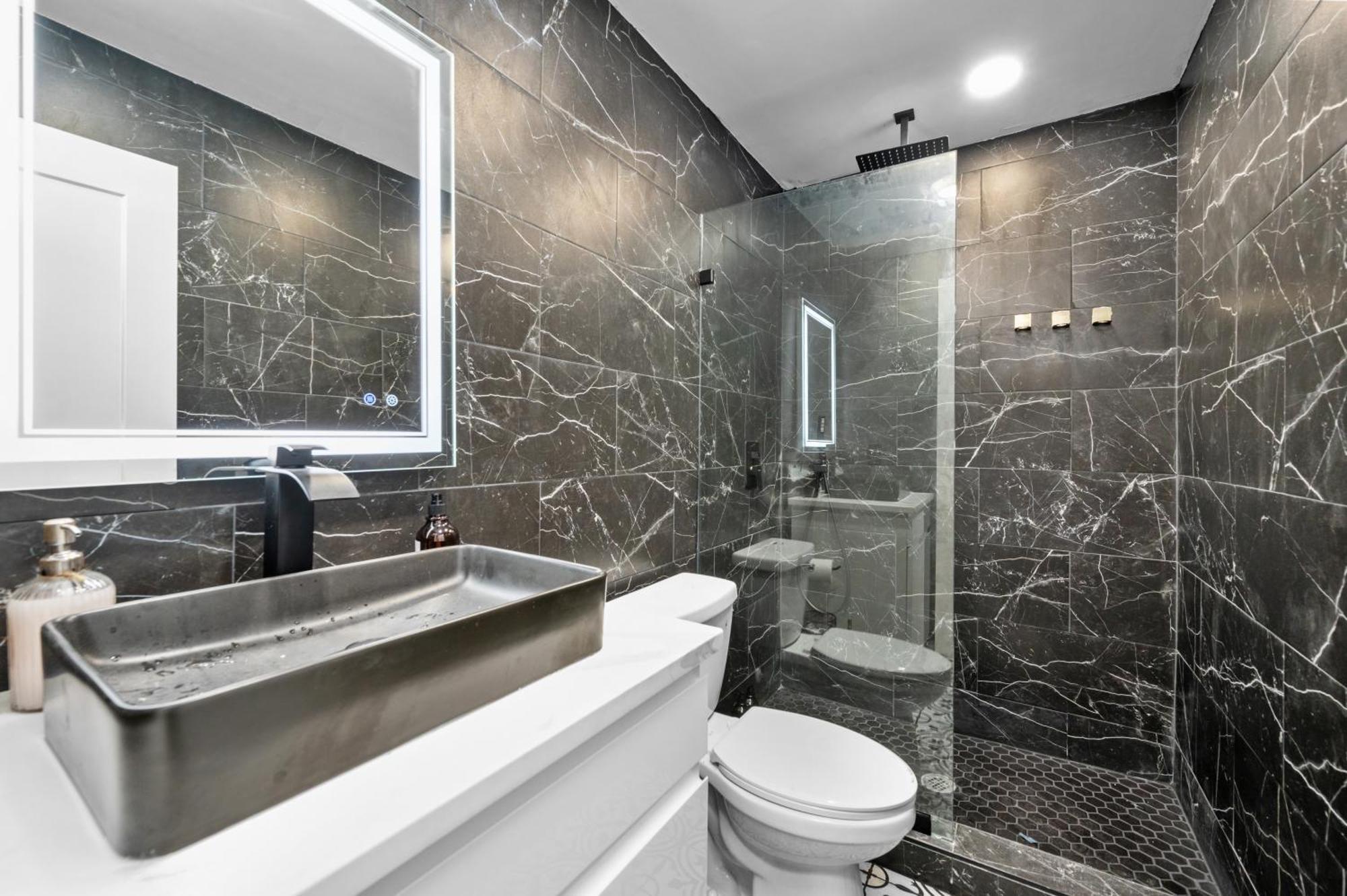 Comfortable 2Br Uptown Escape With Free Park Хюстън Екстериор снимка